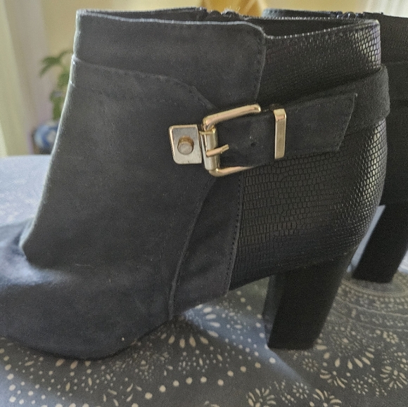 Shoes - Picture 2 of 3